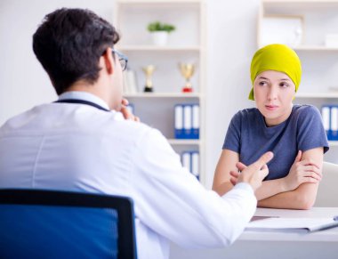 Clini 'de tıbbi konsültasyon için doktoru ziyaret eden kanser hastası.