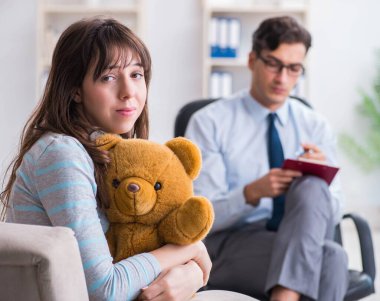 Hasta muayene için psikiyatriste gidiyor.