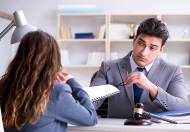 Avukat müvekkil ile hukuk davasını tartışıyor