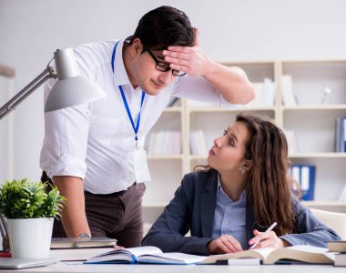 Öğretmen derste öğrenciye anlatıyor.