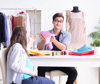 Hamile kadın yeni kıyafet için terziye gidiyor.