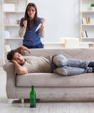 Çaresiz eş kocasını öldürmeye çalışıyor.