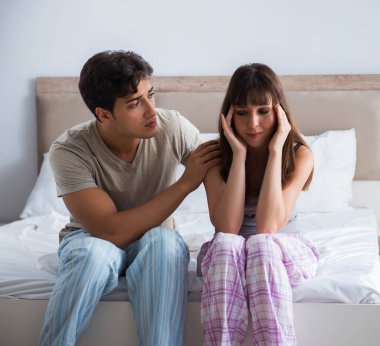 Kadın ve erkek yatak odasında.