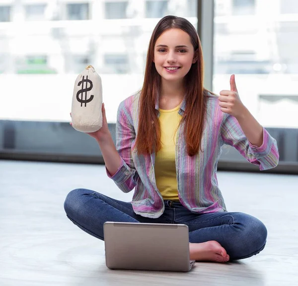 Young girl in online business concept — Stock Photo, Image