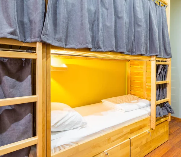 Hostel dormitório camas dispostas no quarto — Fotografia de Stock