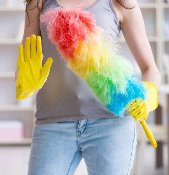 Vrouw aan het schoonmaken thuis — Stockfoto