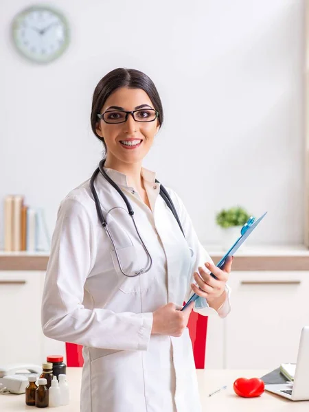 Hastanede çalışan kadın doktor. — Stok fotoğraf