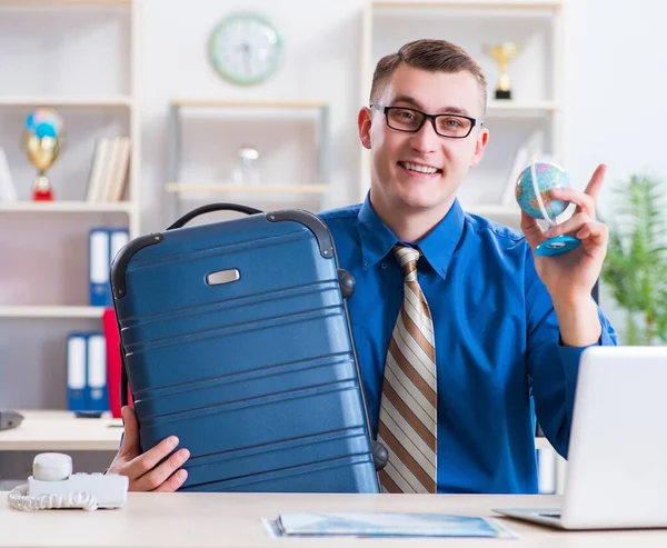 Ung anställd förbereder sig för semester resa — Stockfoto