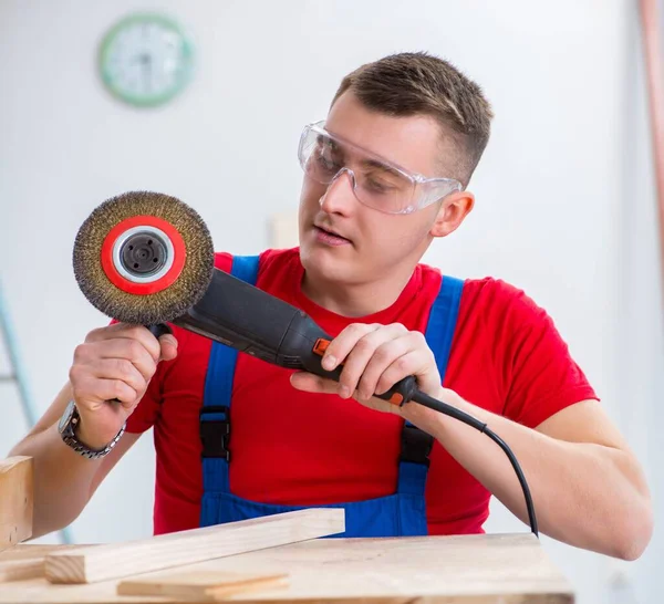 Lohnunternehmer arbeitet in der Werkstatt — Stockfoto