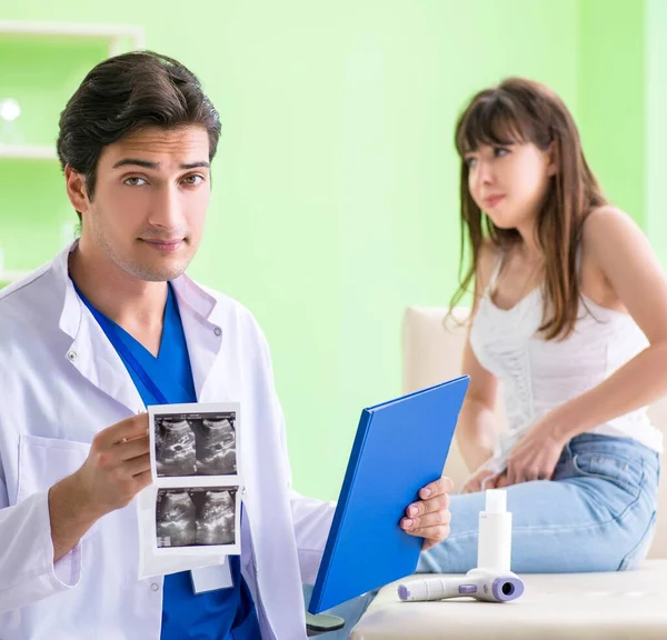 Mulher grávida visitando radiologista para ultra-som — Fotografia de Stock