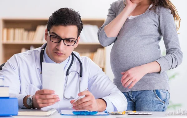Terhes nő konzultációra látogató orvos — Stock Fotó