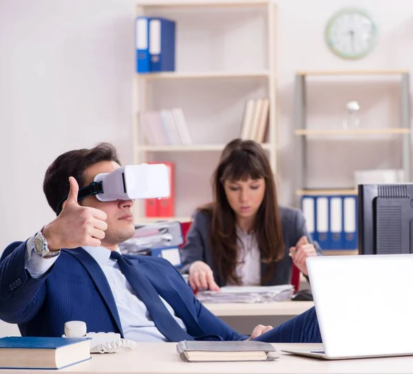 Empregado com óculos de realidade virtual no escritório — Fotografia de Stock
