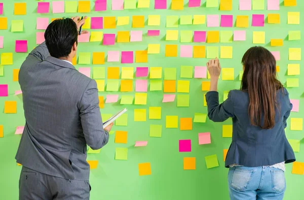 Collega 's uit het bedrijfsleven bespreken toekomstige prioriteiten — Stockfoto