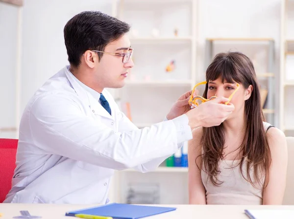 Oftalmologo sta controllando il paziente in ospedale oculista — Foto Stock