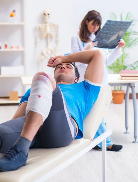 Jugador deportivo médico visitante después de una lesión — Foto de Stock