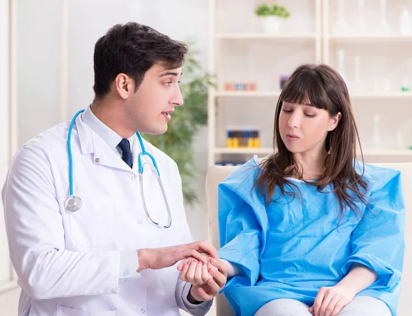 Médico varón revisando paciente femenino en el hospital — Foto de Stock