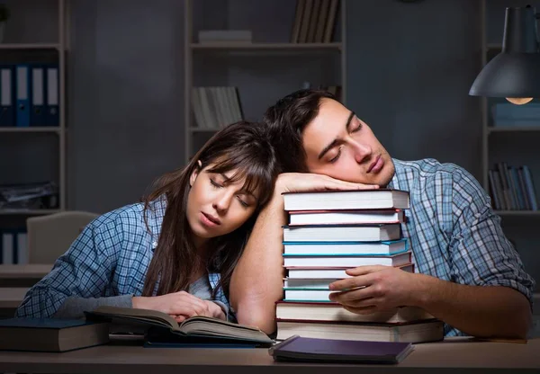 Dos estudiantes estudiando hasta tarde en la noche — Foto de Stock