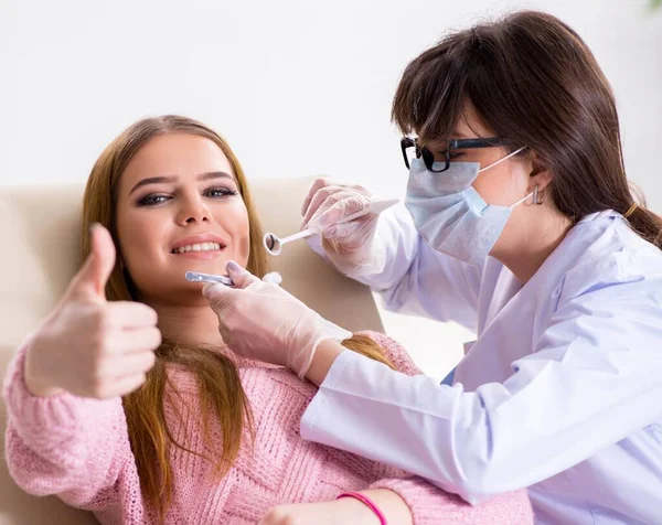 Femme patiente dentiste visiteuse pour un examen régulier — Photo