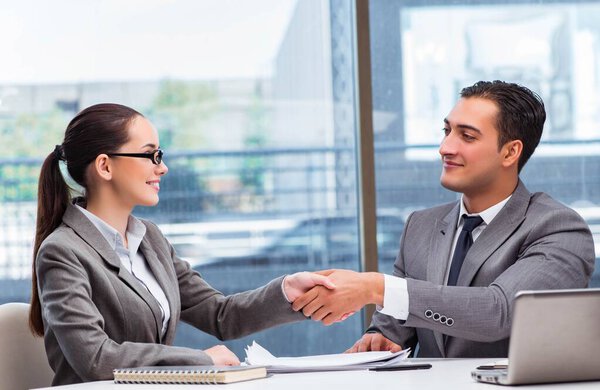 Деловые люди обсуждают в офисе