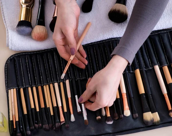 Make-up kunstenaar voorbereiding borstels voor het werk — Stockfoto