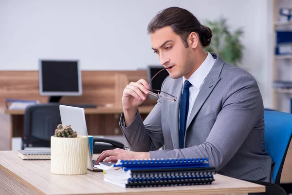 Jonge mannelijke werknemer werkzaam in het kantoor — Stockfoto