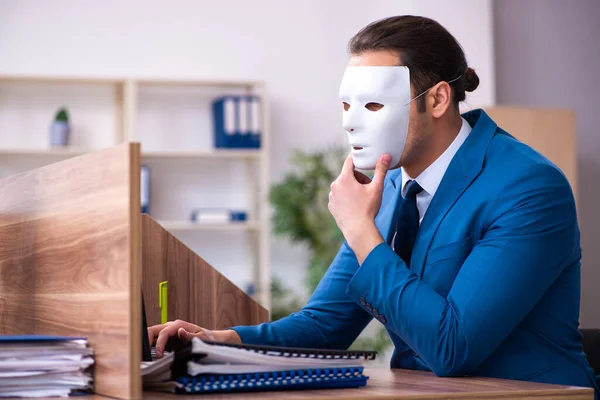 Jonge mannelijke werknemer draagt masker in het kantoor — Stockfoto