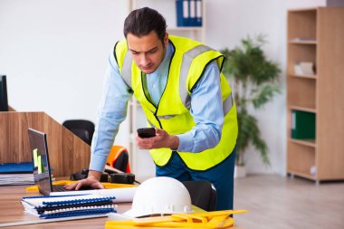 Ofiste çalışan genç erkek mimar.