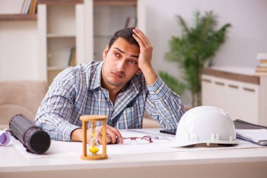 Genç erkek mimar salgın sırasında evden çalışıyor.