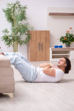 Genç erkek güne sabah egzersizleriyle başlıyor.