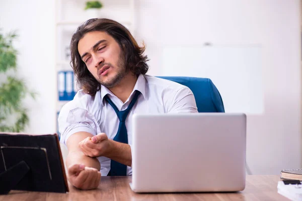 Droga viciado empregado do sexo masculino que trabalha no escritório — Fotografia de Stock