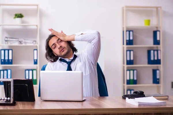 Droga viciado empregado do sexo masculino que trabalha no escritório — Fotografia de Stock