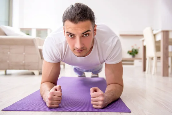 Jovem dia de início do sexo masculino com exercícios matinais — Fotografia de Stock