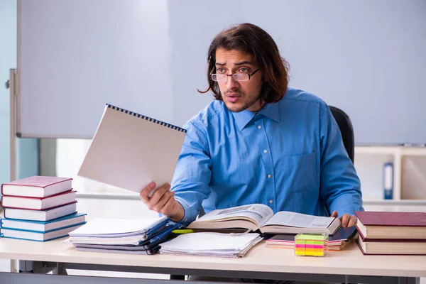 Junge männliche Lehrer im Klassenzimmer — Stockfoto