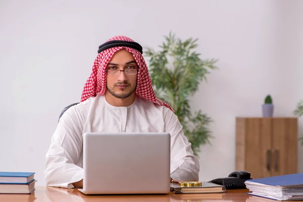 Молодий чоловік арабський працівник працює в офісі — стокове фото