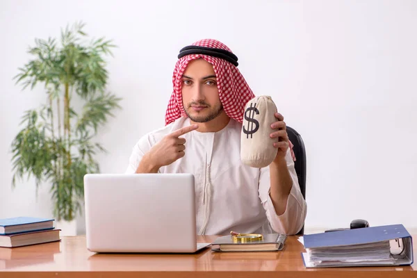Jeune employé arabe de sexe masculin travaillant au bureau — Photo