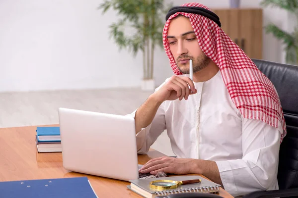 Young male arab employee working in the office — Stock Photo, Image