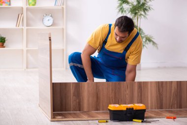 Genç erkek marangoz içeride çalışıyor.