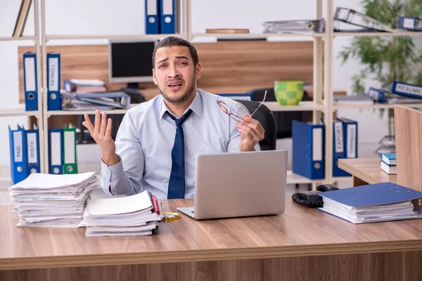 Junge männliche Mitarbeiter unzufrieden mit exzessiver Arbeit — Stockfoto