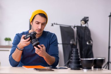 Stüdyoda çalışan genç bir fotoğrafçı.