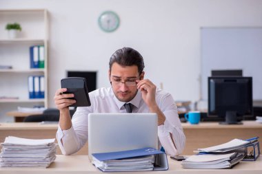 Genç bir erkek işçi aşırı işten memnun değil.