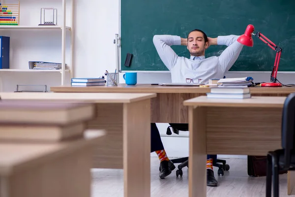 Joven profesor masculino delante de la pizarra verde —  Fotos de Stock