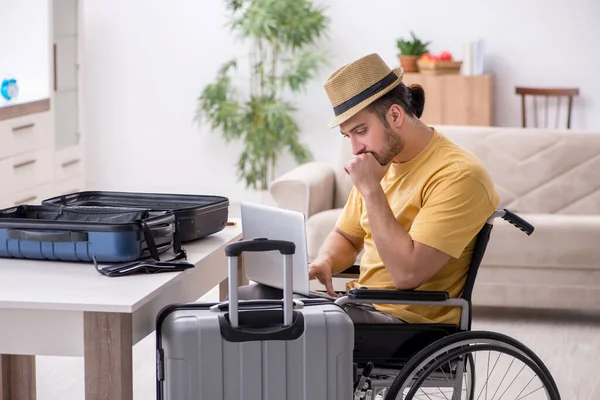 Jeune homme en fauteuil roulant se préparant au départ à la maison — Photo