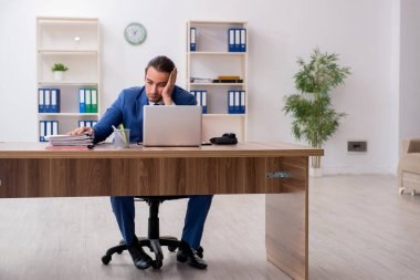 Ofiste çalışan genç bir iş adamı.