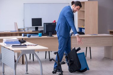 Genç bir erkek işçi aşırı işten memnun değil.