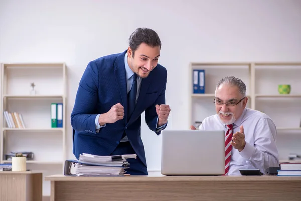 Two employees in the office — Stock Photo, Image