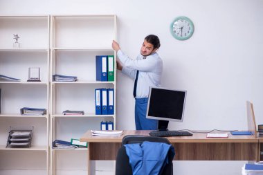 Genç bir erkek işçi aşırı işten memnun değil.