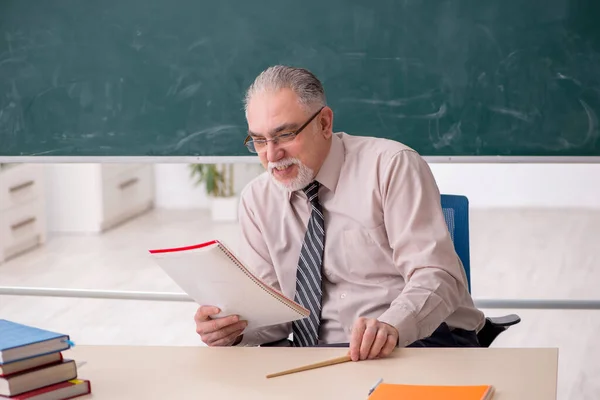 Oude mannelijke leraar in de klas — Stockfoto