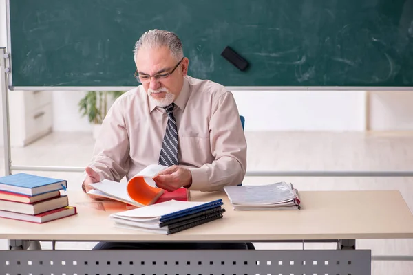 Alt männlich lehrer im die klasse — Stockfoto