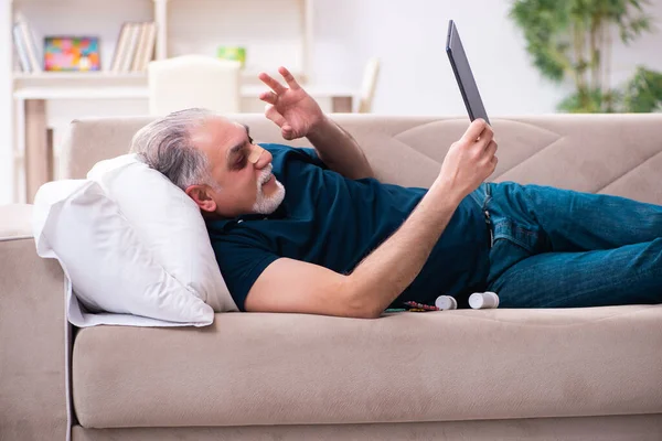 Old man with injured eyes resting at home — Stock Photo, Image