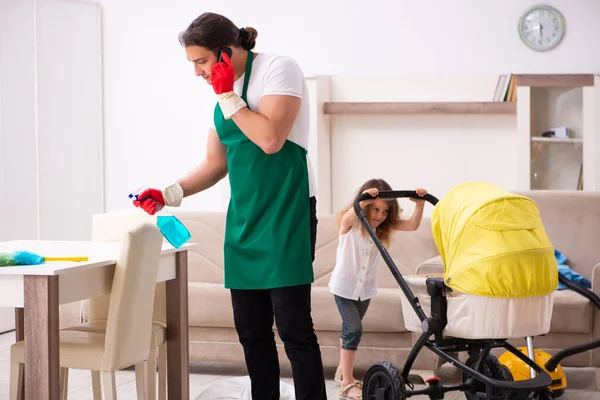 Jonge mannelijke aannemer schoonmaken van het huis met zijn kleine dochter — Stockfoto